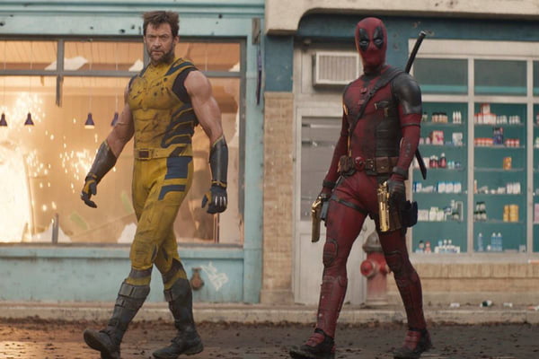 Wolverine e Deadpool caminhando em meio a um cenário de destruição - Metrópoles