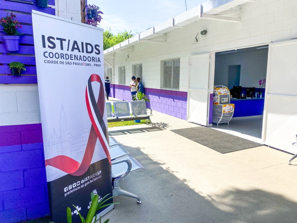Na cidade de São Paulo, a Secretaria Municipal da Saúde disponibiliza gratuitamente testes convencionais, testes rápidos e até autotestes para IST como HIV/Aids, sífilis e hepatites B e C