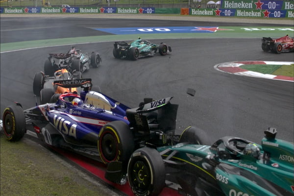 Imagem colorida de Stroll batendo em Ricciardo - Metrópoles