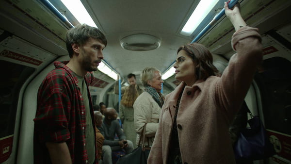 cena da série bebe rena com duas pessoas conversando no metrô - metrópoles