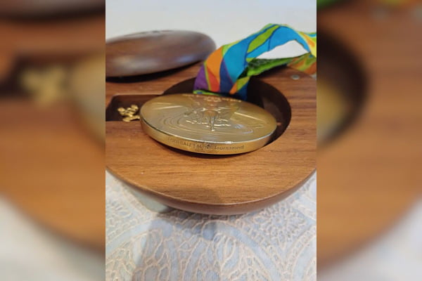 Imagem colorida de medalha de ouro das Olimpiadas Rio 2016 - Metrópoles