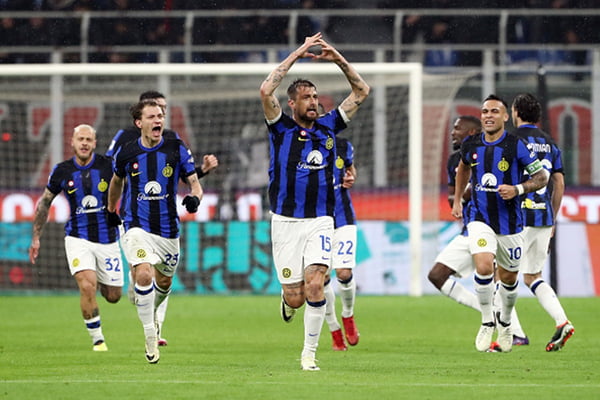 Imagem colorida de jogadores da Inter comemorando - Metrópoles