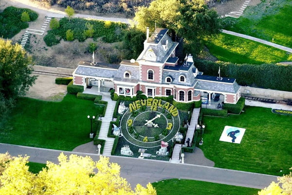 Foto colorida do Rancho Neverland, propriedade que era de Michael Jackson - Metrópoles