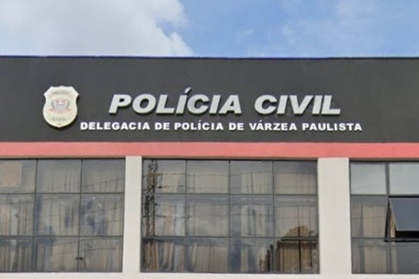 Imagem colorida de fachada da Polícia Civil de Várzea Paulista, que investiga caso de abuso envolvendo PM - Metrópoles