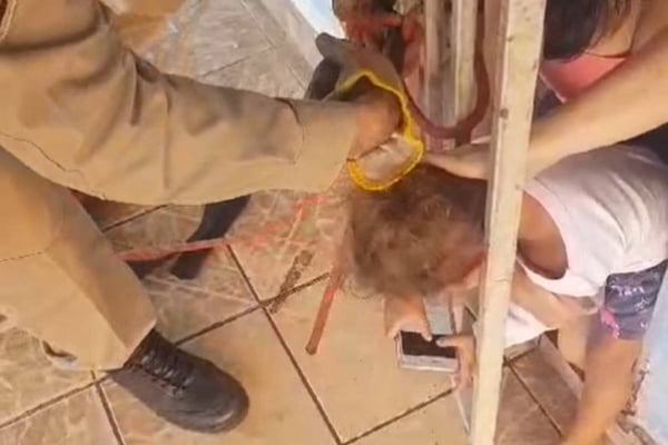 Bombeiros resgatam criança que prendeu a cabeça em grade. Vídeo