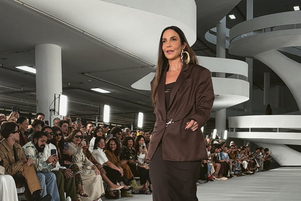 Ivete Sangalo desfilando para a marca Misci. A cantora usa um look marrom com blazer - Metrópoles