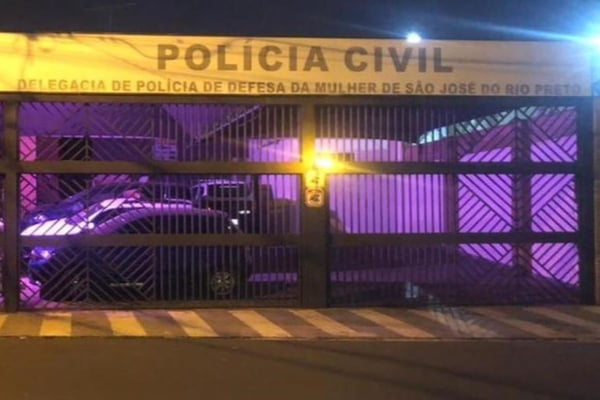 Imagem colorida mostra a fachada da Delegacia de Defesa da Mulher de São José do Rio Preto, interior de São Paulo, que apura um caso de briga de casal - Metrópoles