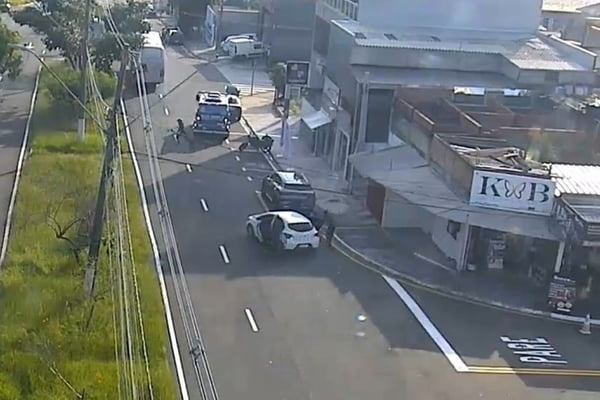 Imagem colorida mostra bandidos tentando roubar carro-forte em Hortolândia - Metrópoles