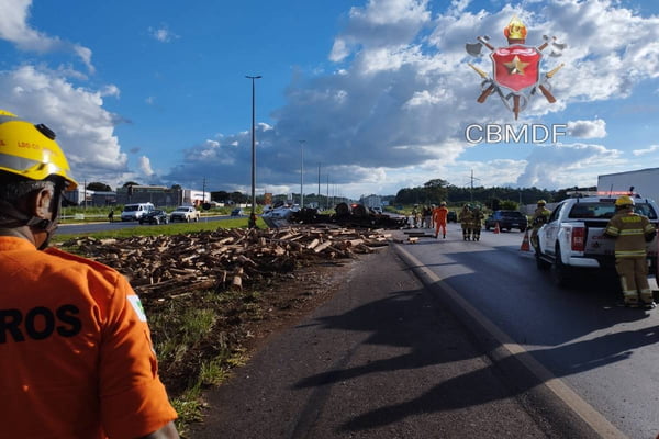 O Corpo de Bombeiros Militar do Distrito Federal (CBMDF) atendeu, na tarde desta terça-feira (23/4), uma ocorrência de um acidente envolvendo um caminhão com carga capotado na BR 020, na altura do povoado Mestre D´Armas, sentido Brasília.