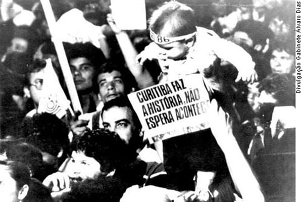 Imagem em preto e branco do Comício pelas Diretas Já em Curitiba - Metrópoles
