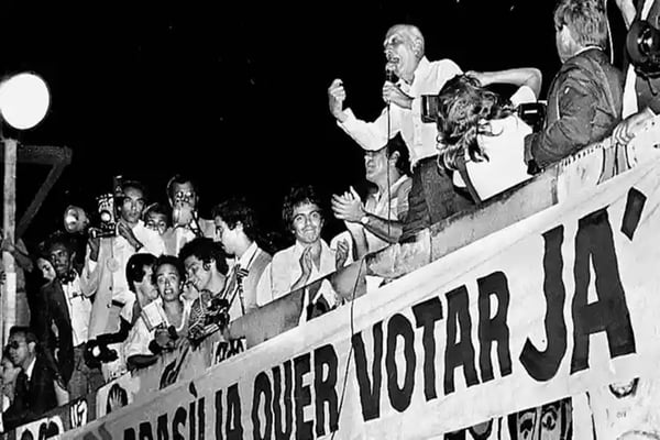Imagem em preto e branco do Comício pelas Diretas Já - Metrópoles