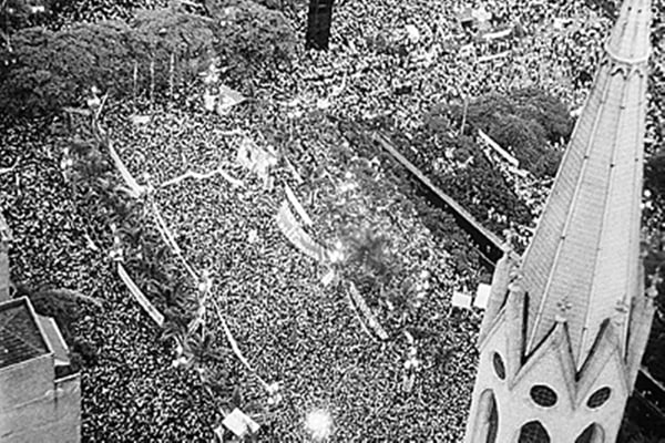 Imagem em preto e branco do Comício pelas Diretas Já na Praça da Sé - Metrópoles
