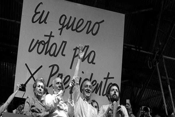 Imagem em preto e branco do Comício pelas Diretas Já - Metrópoles