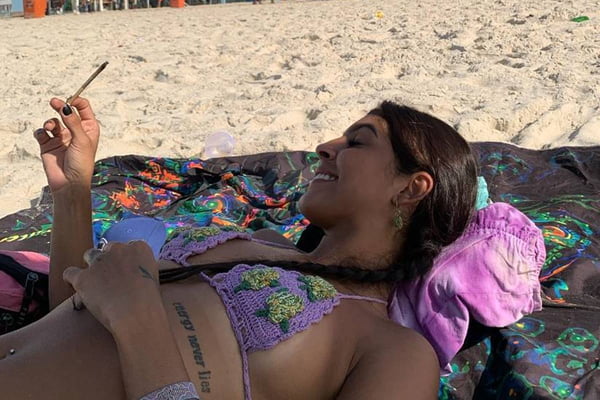 Influencers do tráfico são presas fazendo merchan de vaper de maconha