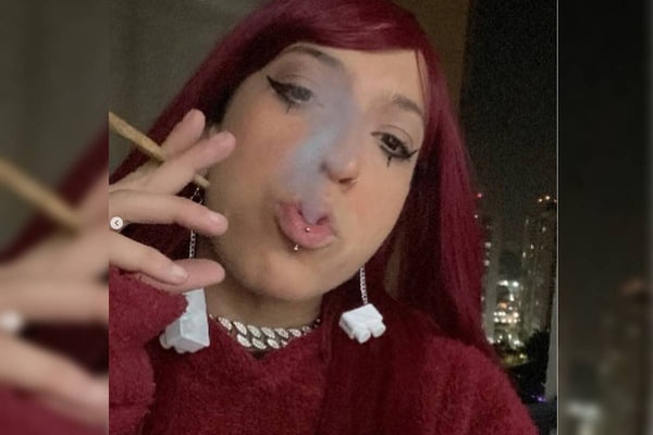 Influencers do tráfico são presas fazendo merchan de vaper de maconha