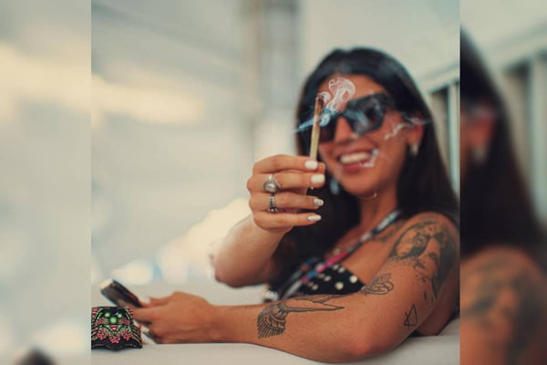 Influencers do tráfico são presas fazendo merchan de vaper de maconha