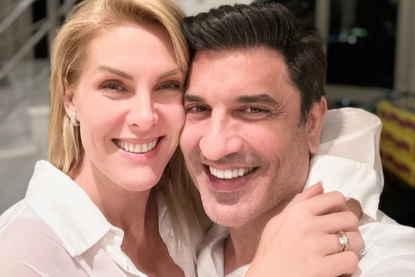 Edu Guedes e Ana Hickmann posam juntos e sorridentes - Metrópoles