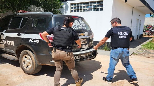 Foto colorida de policias civis de Coaxins (MS) abrindo camburão estupradores - Metrópoles