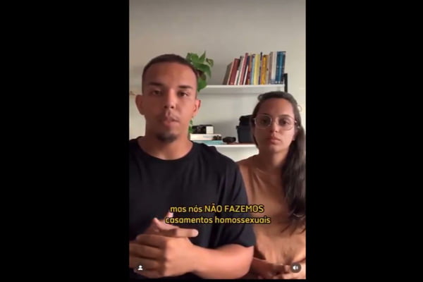 vídeo de casal com um homem e uma mulher. Os dois são jovens