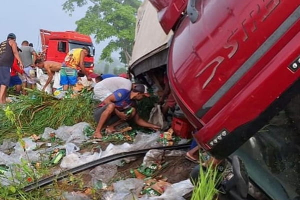 Caminhão saqueado em Sergipe
