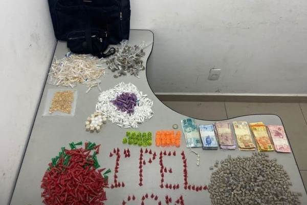 Imagem colorida mostra drogas apreendidas com suspeitos que tentavam esconder os pacotes dentro de esgoto no centro de São Paulo - Metrópoles
