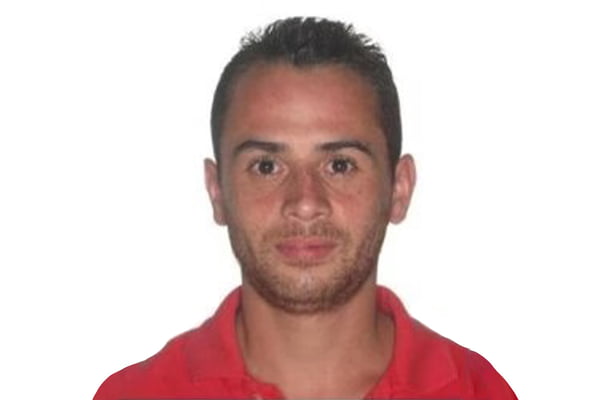 Imagem colorida de perfil de homem com camiseta vermelha; ele foi morto por PMs no litoral de São Paulo - Metrópoles