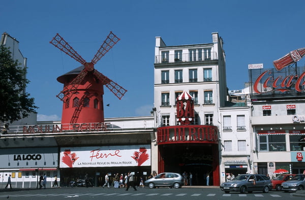 Imagem colorida da fachada do tradicional cabaré Moulin Rouge, em Paris, França - Metrópoles