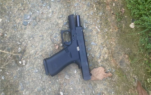 foto colorida de Pistola Glock 9mm apreendida com Patrick da Cruz Cesar dos Santos, preso em Santos - Metrópoles