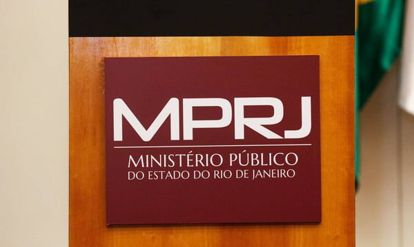 Imagem colorida de placo do Ministério Público do Rio de Janeiro (MPRJ) - Metrópoles