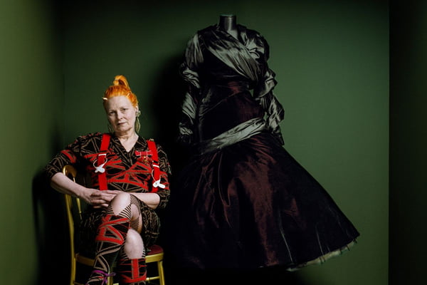Na imagem com cor, foto da designer de moda Vivienne Westwood - Metrópoles