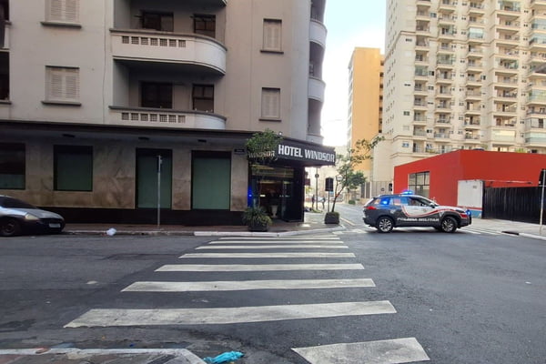 carro de polícia em rua no centro de São Paulo