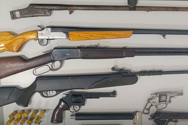 Imagem colorida mostra armas apreendidas pela PM em fábrica clandestina em Sorocaba, interior de São Paulo - Metrópoles