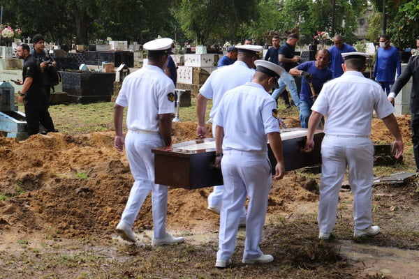 Imagem colorida mostra sepultamento de pessoas que estavam em embarcação encontrada à deriva - metropoles