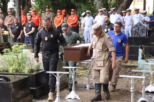 Imagem colorida mostra sepultamento de pessoas que estavam em embarcação encontrada à deriva - metropoles