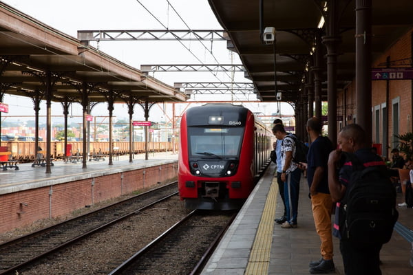 Imagem mostra trem chegando a uma plataforma - Metrópoles