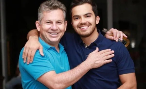 Mauro Mendes e o filho Antonio Mendes abraçados