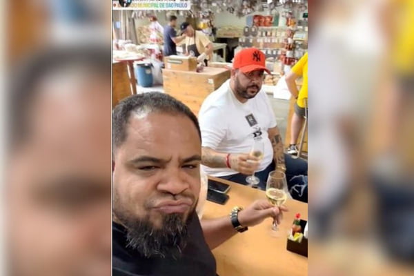 Imagem colorida mostra dois homens bebendo cerveja - Metrópoles