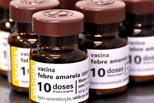 foto colorida com Frascos com a vacina contra febre amarela - - Metrópoles