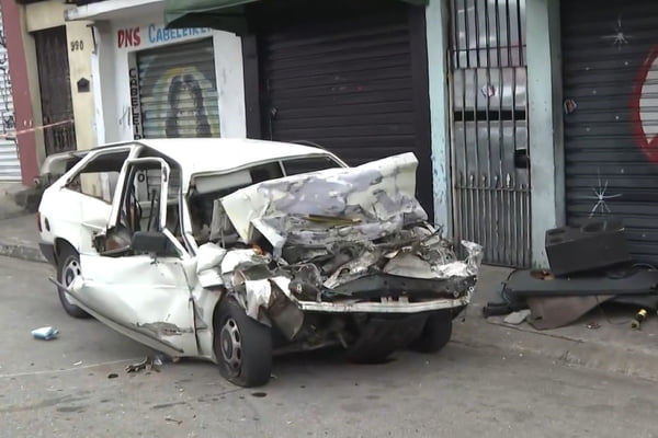 Imagem de carro branco com a parte dianteira destruída - Metrópoles