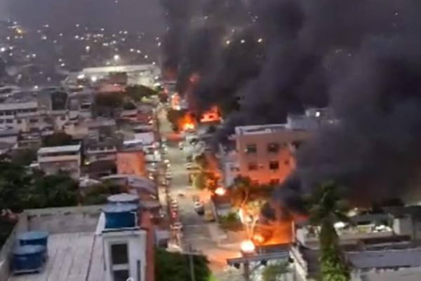 Imagem colorida do Complexo do Alemão e da Penha em chamas após operação policial - Metrópoles