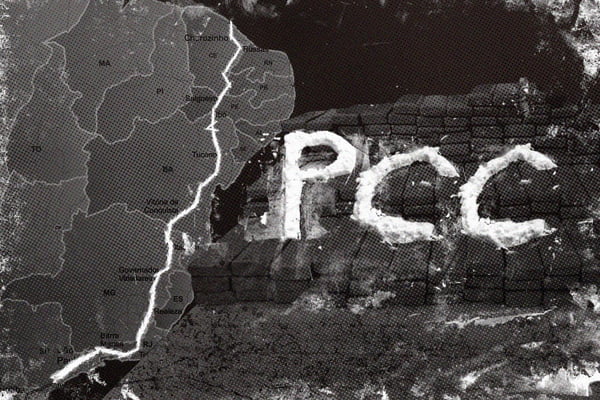 Imagem preto e branco do mapa do Brasil, cortado do Sul ao Nordeste com linha branco, ao lado da qual é a sigla PCC escrita como se fosse com cocaína - Metrópoles