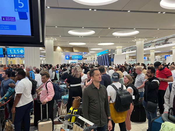 Imagem colorida de passageiros em aeroporto de Dubai - Metr&oacute;poles
