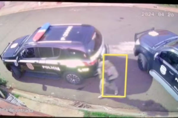 Imagem colorida de registros feitos por câmeras de segurança de chegada de policias. Metrópoles