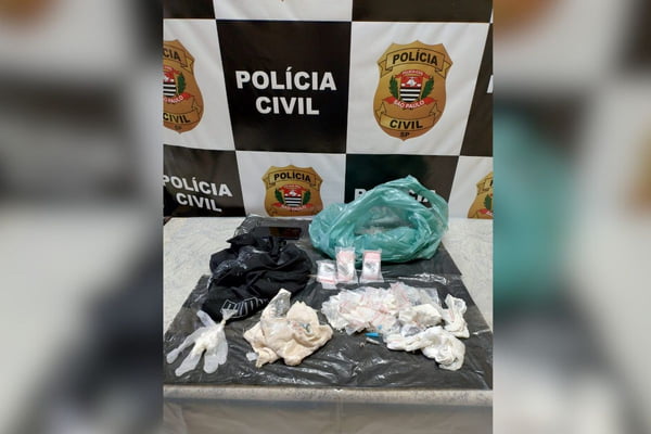 Imagem colorida mostra pacotes de cocaína apreendidos em casa - Metrópoles