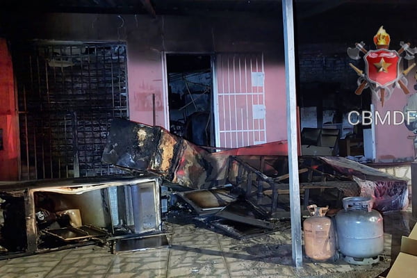 Incêndio consome loja de móveis usados e mobiliza bombeiros no DF