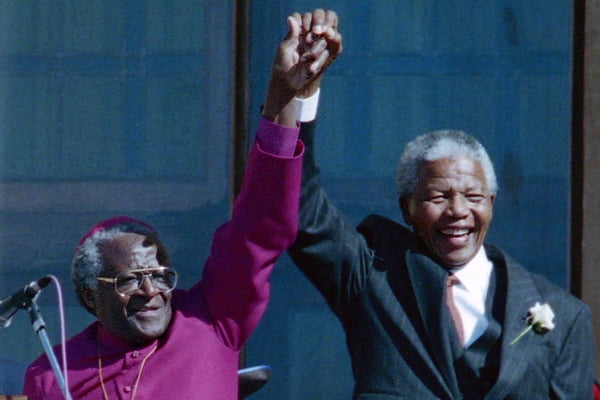 Imagem colorida mostra Nelson Mandela e Desmond Tutu - Metrópoles