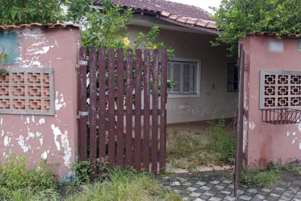 Imagem de casa com portão de madeira aberto - Metrópoles