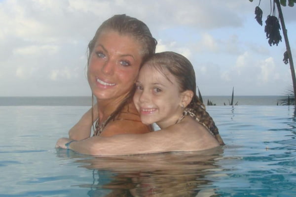 Foto mostra a modelo Caroline Bittencourt ao lado de sua filha, Isabelle