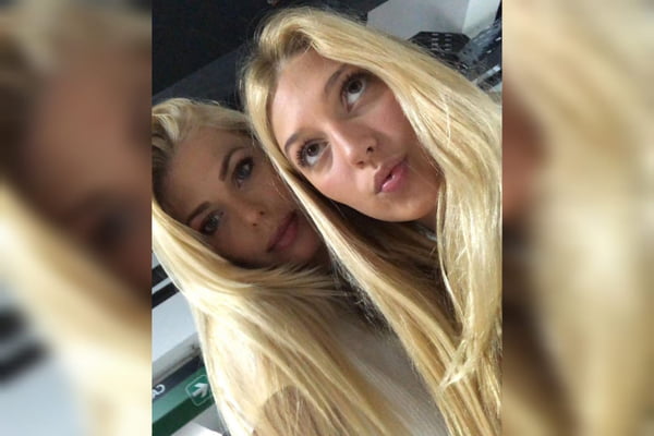 Foto mostra a modelo Caroline Bittencourt ao lado de sua filha, Isabelle