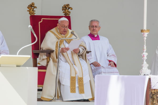 Imagem colorida mostra o Papa Francisco discursa na santa missa na Praça de São Marcos durante sua visita a Veneza em 28 de abril de 2024 em Veneza, Itália - Metrópoles